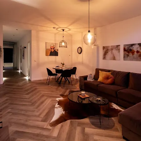 Luxury 100 M2 In Centre Of Apartment